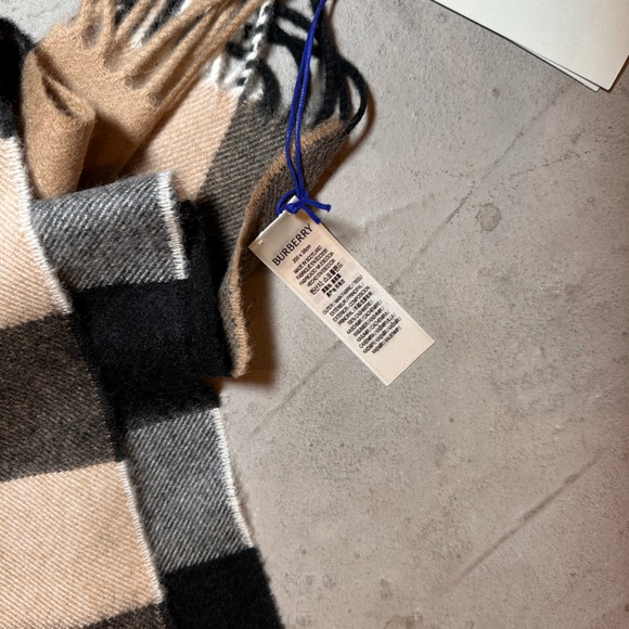 New Burberry Cashmere Half Mega Check Scarf - Archive Beige unisex - Picture 7 of 9